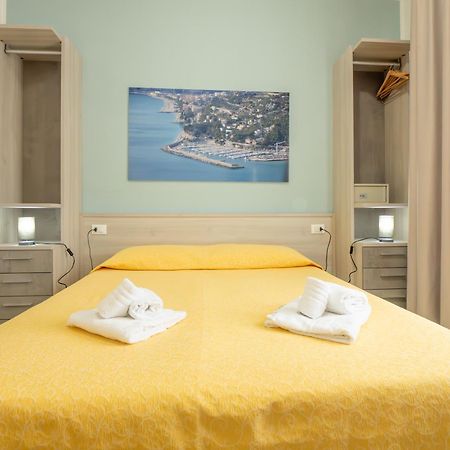Hotel La Bussola Finale Ligure Exterior foto